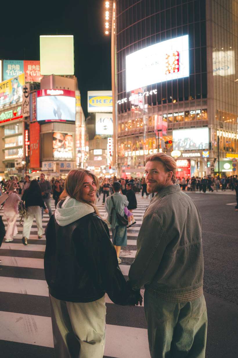 Luuk and Selina holding hands at Shibuya Crossing in Tokyo at night